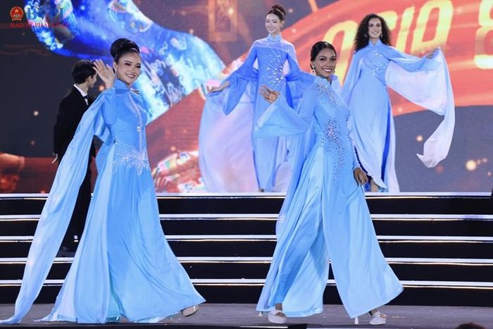 Các thí sinh Miss World 2026 trong phần trình diễn áo dài Việt Nam. Ảnh: NH.