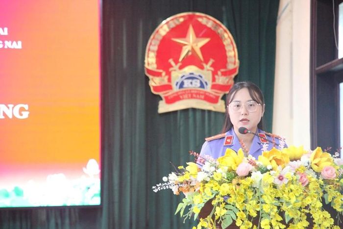  Đồng chí Nguyễn Thị Minh Thùy, Phó Trưởng phòng Tổ chức cán bộ VKSND thành phố Đồng Nai công bố Quyết định.