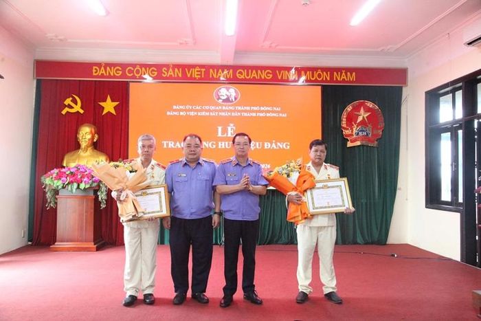  Thay mặt Đảng ủy, đồng chí Nguyễn Quốc Hân trao Huy hiệu 30 năm tuổi Đảng cho hai đảng viên.