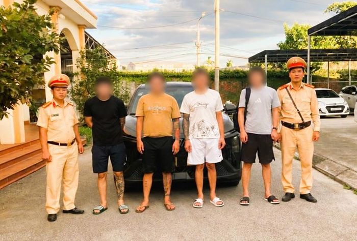 Lực lượng CSGT kiểm tra chiếc taxi chở người đàn ông Trung Quốc nghi nhập cảnh trái phép.