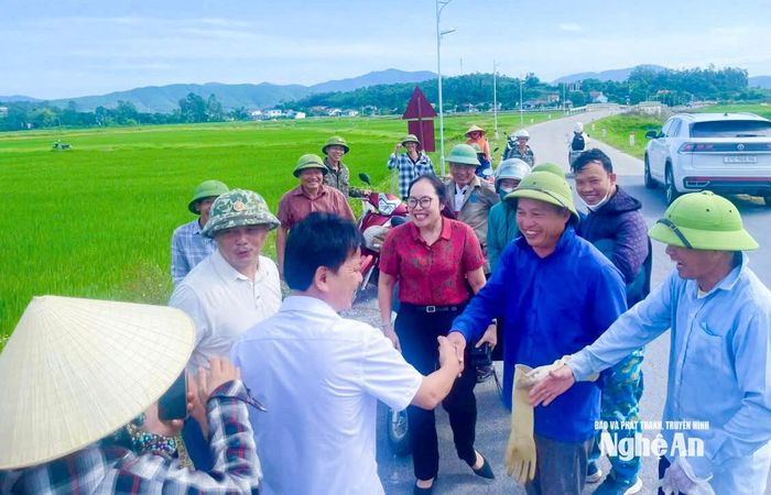 Cán bộ xã Phúc Lộc động viên nhân dân tham gia làm đường cờ. Ảnh: Mai Hoa