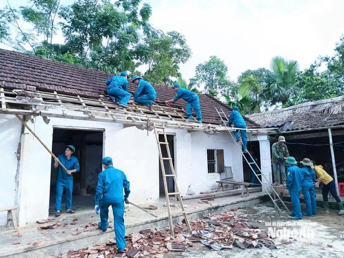 Xã Hoa Quân huy động các lực lượng hỗ trợ người dân tháo dỡ nhà và di chuyển đến nơi ở mới, phục vụ công tác giải phóng mặt bằng Dự án cao tốc Vinh - Thanh Thủy. Ảnh: Mai Hoa