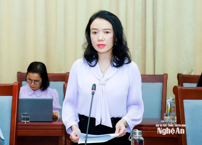 Đồng chí Trần Thị Mỹ Hạnh - Ủy viên Ban Chấp hành Đảng bộ tỉnh, Giám đốc Sở Văn hóa, Thể thao và Du lịch báo cáo công tác chuẩn bị các chương trình, nội dung thuộc thẩm quyền. Ảnh: Thành Duy