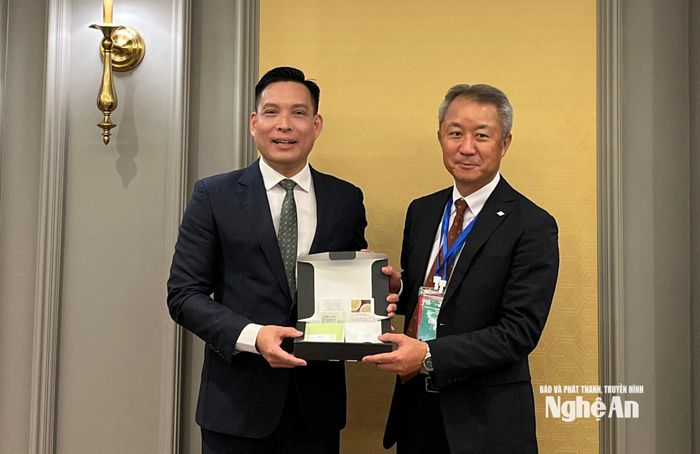 Giám đốc Sở Ngoại vụ Trần Khánh Thục và ông Miyazaki Kazuya tặng quà lưu niệm. Ảnh: Phan Tú