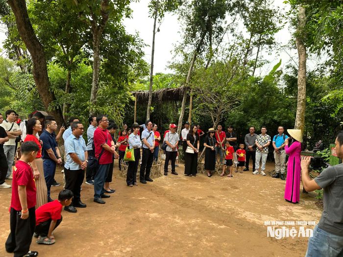 Đoàn khảo sát du lịch TP. Hồ Chí Minh nghe giới thiệu về không gian văn hóa truyền thống tại Khu Di tích Kim Liên. Ảnh: Vương Bằng