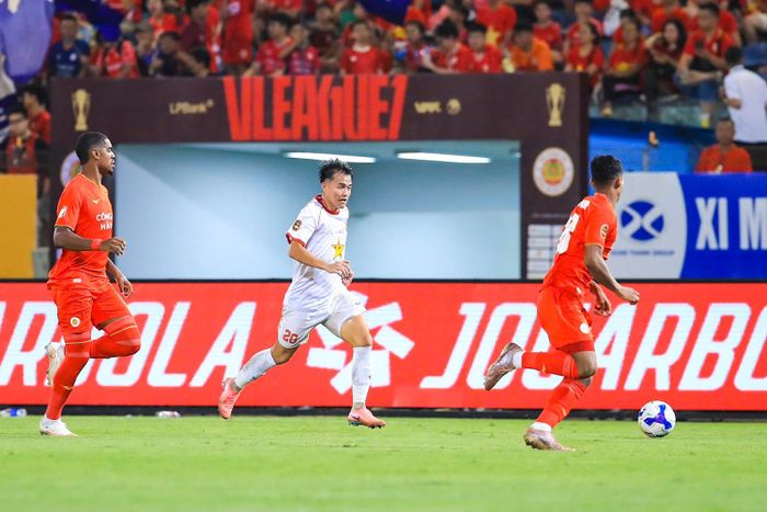 Hồng Lĩnh Hà Tĩnh (áo trắng) chơi tự tin trước Công an Hà Nội. Ảnh: HLHT FC.