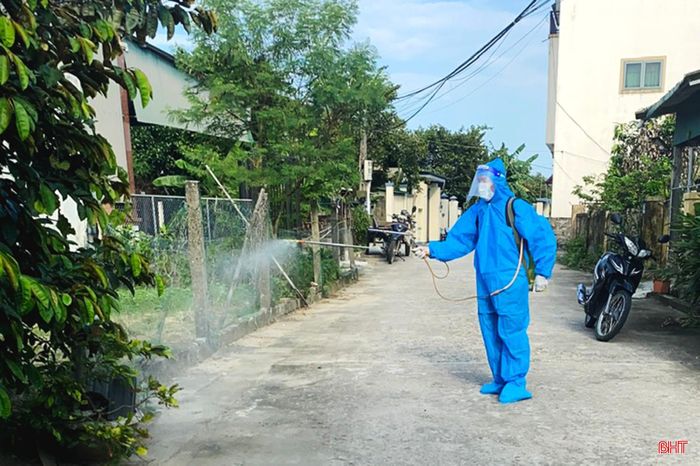 Các tuyến đường và khu vực xung quanh các hộ có gia súc mắc bệnh được phun tiêu độc khử trùng.