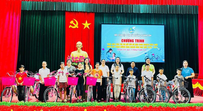 Dịp này, Hội LHPN phường Hoành Sơn đã vận động trao tặng 16 chiếc xe đạp mới, tổng trị giá 25 triệu đồng cho 16 em học sinh nghèo và gây quỹ 15 triệu đồng từ việc bán các sản phẩm thiết yếu để trao nhiều phần quà cho trẻ em gặp hoàn cảnh khó khăn.