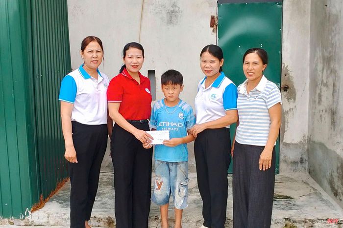 Tại Can Lộc, Hội LHPN xã đã vận động trao 48 suất quà, tổng trị giá 16,5 triệu đồng, tiếp sức học sinh gặp hoàn cảnh khó khăn nhân dịp năm học mới.