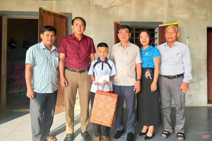 Hội LHPN xã Gia Hanh vận động trao 10 suất quà, mỗi suất trị giá 1 triệu đồng nhằm hỗ trợ 10 học sinh có hoàn cảnh khó khăn trên địa bàn, đồng thời trao đỡ đầu quý IV cho 3 học sinh là trẻ mồ côi, gồm 2,7 triệu đồng tiền mặt và 3 bộ đồ cùng đồ dùng học tập trị giá 1,5 triệu đồng.