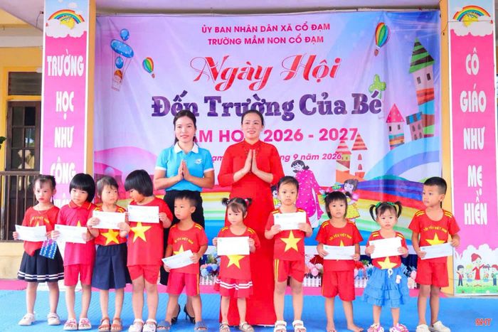 Cùng với Hội LHPN tỉnh, hội LHPN các xã, phường cũng đã tích cực vận động trao nhiều suất quà giá trị cho các em gặp hoàn cảnh khó khăn. Trong đó, Hội LHPN xã Cổ Đạm đã trao 26 suất quà “Tiếp bước em đến trường” với tổng trị giá 7,5 triệu đồng.
