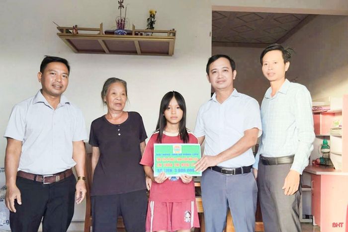 Hội LHPN xã Đồng Tiến kết nối các cơ quan, đơn vị trao hỗ trợ đỡ đầu cho 12 trẻ mồ côi có hoàn cảnh đặc biệt khó khăn trên địa bàn, với tổng kinh phí 32,6 triệu đồng.