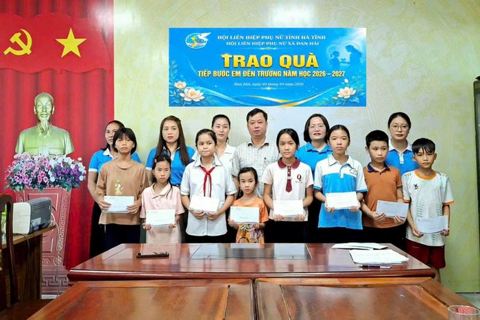 Hội LHPN xã Đan Hải trao 15 suất quà, mỗi suất 500 nghìn đồng, tổng trị giá 7,5 triệu đồng cho 15 học sinh gặp hoàn cảnh khó khăn trên địa bàn.