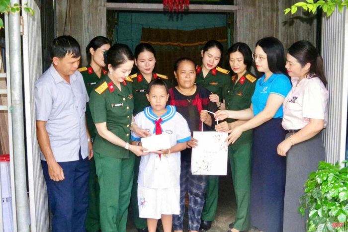Trước thềm năm học mới, Hội LHPN phường Thành Sen đã vận động trao 5 suất quà trị giá 2,5 triệu đồng, đồng thời phối hợp với Bộ CHQS tỉnh nhận đỡ đầu 1 trẻ mồ côi trên địa bàn.