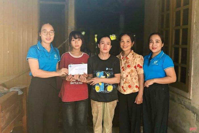 Hội LHPN các xã: Việt Xuyên, Hương Phố, Mai Hoa, Cẩm Bình, Tùng Lộc, Vũ Quang... phối hợp với các tổ chức, cá nhân trao tặng hàng trăm suất quà giá trị, gồm tiền mặt và đồ dùng học tập, hỗ trợ tiếp sức trẻ em nghèo bước vào năm học mới 2026 - 2027. Trong ảnh: Hội LHPN xã Việt Xuyên trao 8,2 triệu đồng kinh phí đỡ đầu đợt 2, quý III/2026 cho 6 trẻ mồ côi, từ nguồn vận động cán bộ, công chức cơ quan Đảng và UBND xã.