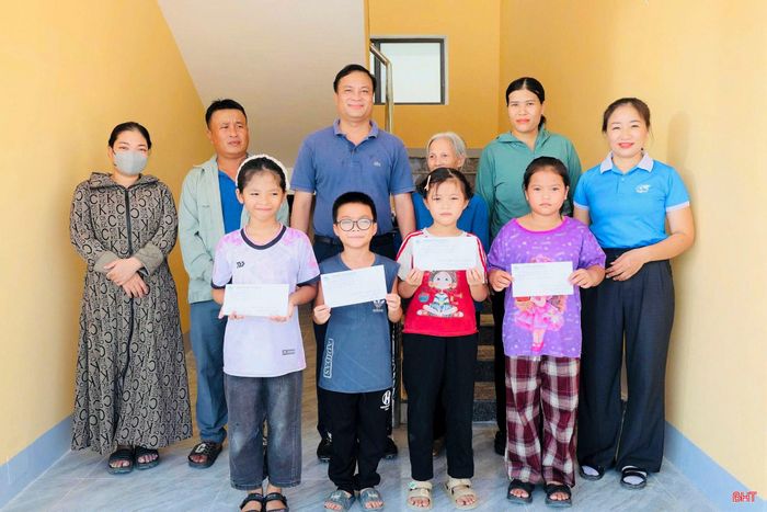 Bước vào năm học mới 2026 - 2027, các cấp hội phụ nữ trên toàn tỉnh đã vận động trao tặng 1.278 suất quà với tổng giá trị 1.010.900.000 đồng cho học sinh có hoàn cảnh khó khăn. Trong đó, Hội LHPN tỉnh và Quỹ Phát triển Phụ nữ Hà Tĩnh đã vận động trao 32 suất quà với tổng trị giá 104 triệu đồng cho 32 học sinh. Ảnh: Hội LHPN xã Đồng Tiến thay mặt Hội LHPN tỉnh trao quà cho các em học sinh có hoàn cảnh khó khăn tại địa phương.