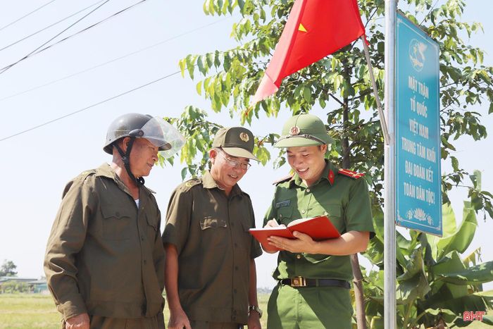 Ông Nguyễn Văn Đào - Đội trưởng Đội dân phòng thôn Tây Tiến (người đeo kính) và thành viên đội trao đổi nghiệp vụ với cán bộ công an xã.