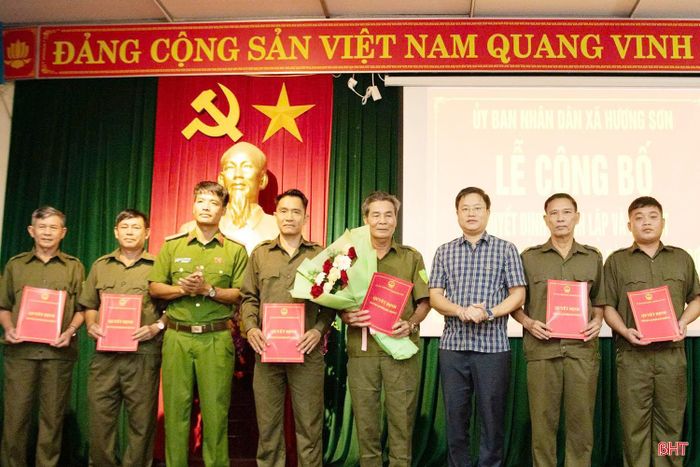 UBND xã Hương Sơn công bố quyết định thành lập và ra mắt đội dân phòng trên địa bàn.
