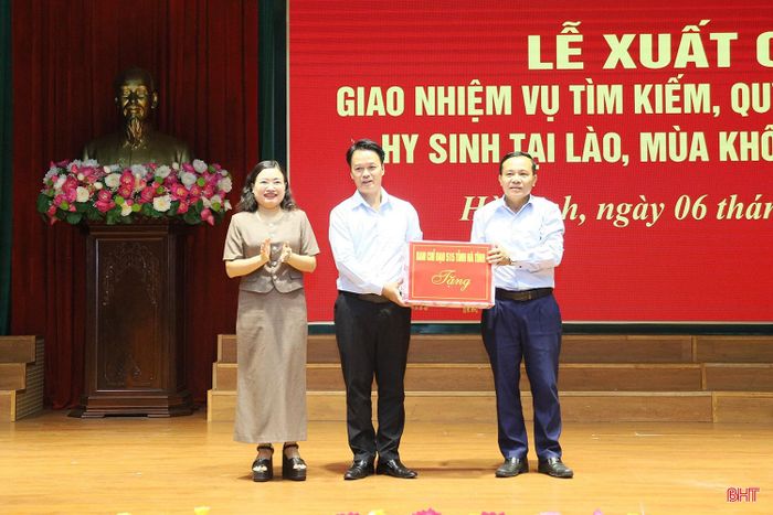 Đồng chí Nguyễn Thị Nguyệt - Phó Chủ tịch UBND tỉnh, Trưởng ban Chỉ đạo 515 tỉnh tặng quà, động viên Đội Quy tập trước khi lên đường làm nhiệm vụ.