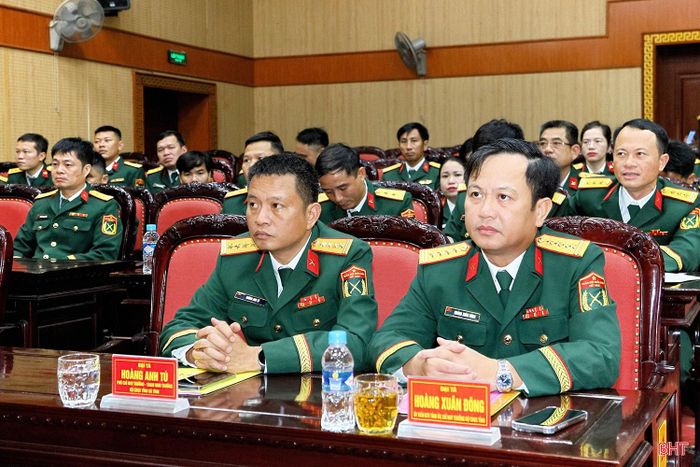 Đại tá Hoàng Xuân Đông - Ủy viên BTV Tỉnh ủy, Chỉ huy trưởng Bộ CHQS tỉnh và các đại biểu tham dự buổi lễ.