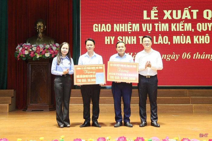  ...và đại diện các đơn vị cấp tỉnh tặng quà, động viên Đội Quy tập. 