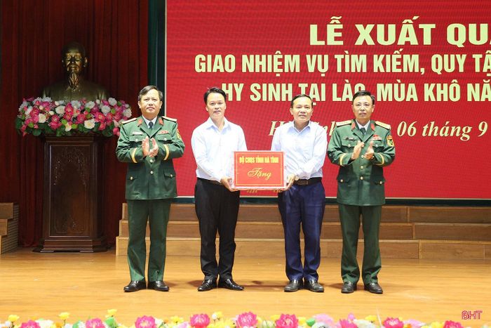 Lãnh đạo Bộ Chỉ huy Quân sự tỉnh...