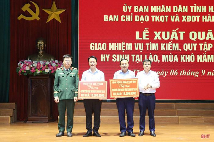 Đại diện Viettel Hà Tĩnh và Bệnh viện Đa khoa TTH Hà Tĩnh tặng quà, động viên Đội Quy tập trước khi lên đường làm nhiệm vụ.