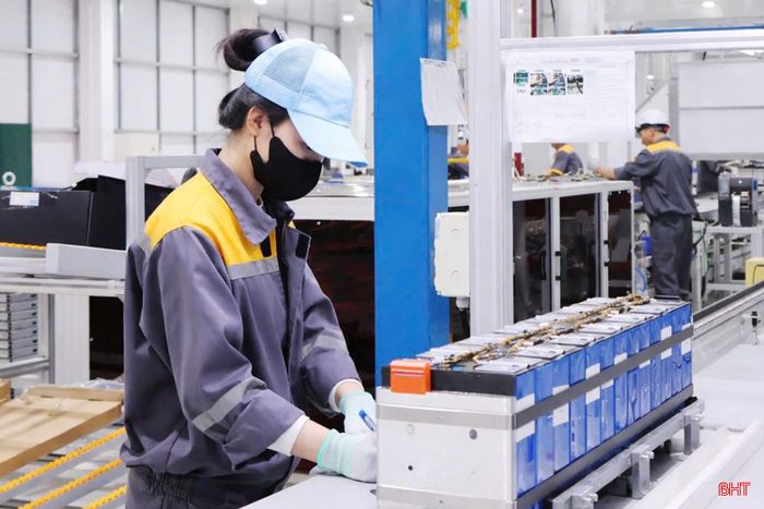 Nhà máy sản xuất pin và ô tô điện VinFast Hà Tĩnh nâng công suất, Nhà máy sản xuất xe máy điện VinFast Hà Tĩnh vận hành từ tháng 4/2026 góp phần thúc đẩy tăng trưởng IIP của tỉnh.