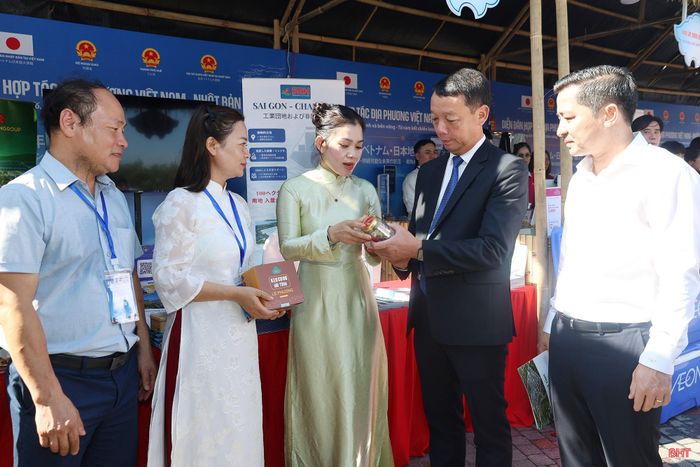 Chủ tịch UBND tỉnh Hà Tĩnh Phan Thiên Định tham quan gian hàng trưng bày các sản phẩm đặc trưng, sản phẩm OCOP của Hà Tĩnh tại khu trưng bày, triển lãm Việt Nam - Nhật Bản.