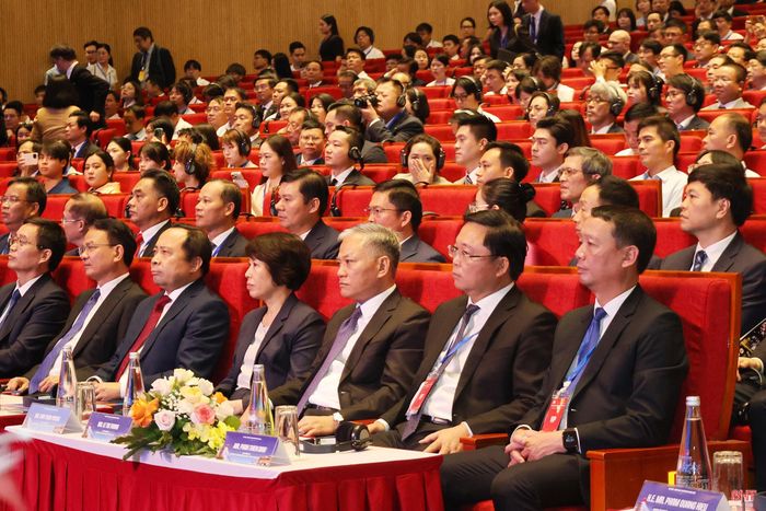 Chủ tịch UBND tỉnh Hà Tĩnh Phan Thiên Định và các đại biểu tham dự Diễn đàn.
