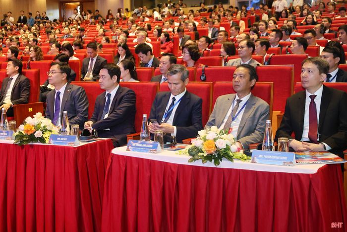 Đại biểu theo dõi diễn đàn.