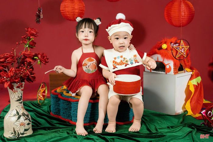 Chị Lê Thị Ngọc Huyền - chủ của Lux Studio (phường Thành Sen) cho biết thêm: “Để đáp ứng nhu cầu chụp ảnh mùa trung thu năm nay, Lux Studio đã đầu tư các concept phong phú từ phong cách truyền thống đến các concept hiện đại, phù hợp cho cá nhân, gia đình. Mức giá mỗi bộ ảnh dao động khoảng từ 1- 2 triệu đồng tùy thuộc vào từng gói dịch vụ".