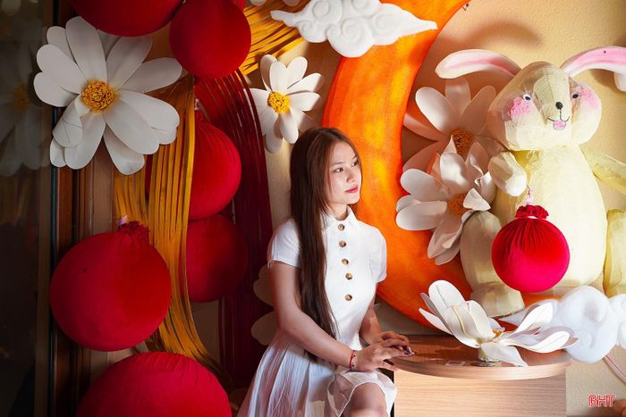 Chị Nguyễn Thị Minh Thư (xã Thạch Khê) cho biết: “Tôi thấy bạn bè chia sẻ nhiều bộ ảnh trung thu chụp ở các quán cà phê nên cũng muốn đến thử. Khi đến Chạm Cafe, tôi thấy quán trang trí đẹp nên tôi cùng bạn bè vừa uống cà phê, vừa chụp ảnh lưu niệm. Tôi cũng đã chụp được khá nhiều bức ảnh ưng ý đẹp để lưu lại trong mùa Trung thu này”.