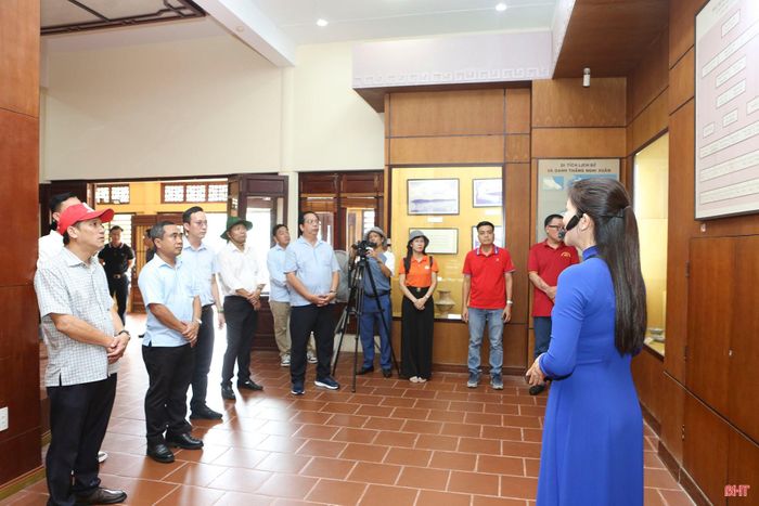 Đoàn tham quan, tìm hiểu về các hiện vật lịch sử tại bảo tàng khu lưu niệm