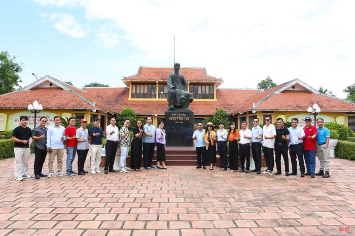 Đoàn Famtrip TP Hồ Chí Minh chụp ảnh lưu niệm trước tượng đài Đại thi hào Nguyễn Du.