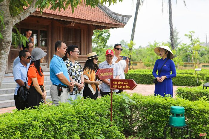 ... đồng thời tìm hiểu về các di tích liên quan đến cuộc đời, sự nghiệp của Đại thi hào Nguyễn Du trong khuôn viên di tích.