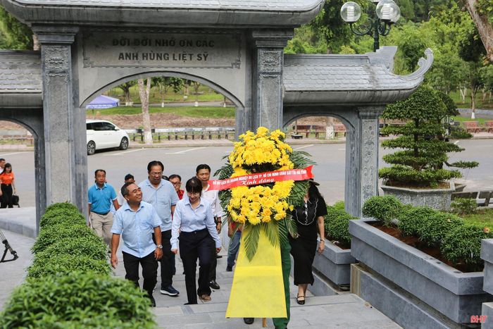 Đoàn đến dâng hương, hoa tại Nhà bia tưởng niệm liệt sĩ TNXP toàn quốc (Khu di tích Ngã ba Đồng Lộc).