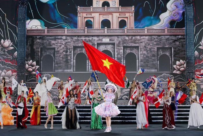 Đêm chung kết mở màn bằng tiết mục múa Chăm đặc biệt ấn tượng và màn đồng diễn Dance of the World của 111 thí sinh.