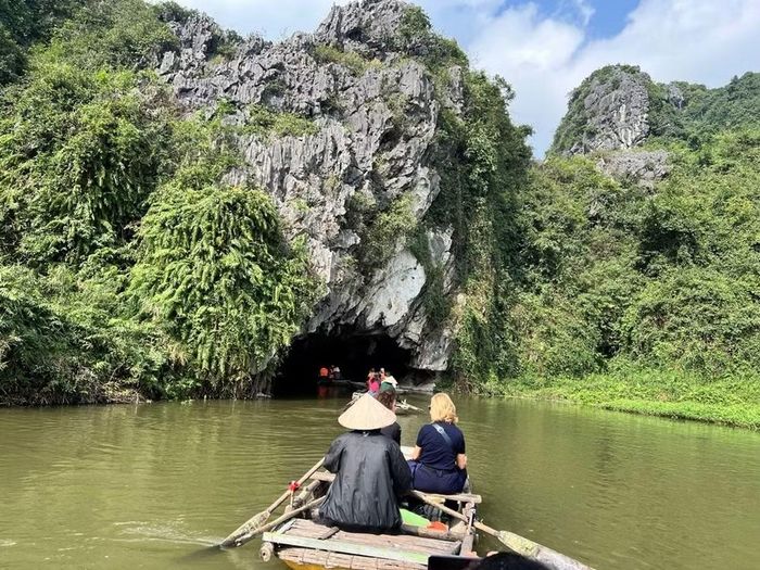 Đầm Vân Long được bao bọc bởi hệ thống núi đá vôi có hang động đẹp, thảm thực vật đặc trưng của hệ sinh thái núi đá vôi. (Ảnh: Quang Thuận)