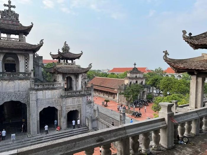 Quần thể các công trình của nhà thờ Phát Diệm được xây dựng từ năm 1875 đến năm 1899. Nét độc đáo là nhà thờ được xây hoàn toàn bằng đá và gỗ theo kiến trúc cổ, mang dáng dấp của đình, đền, chùa và cung điện truyền thống. (Ảnh: Quang Thuận)