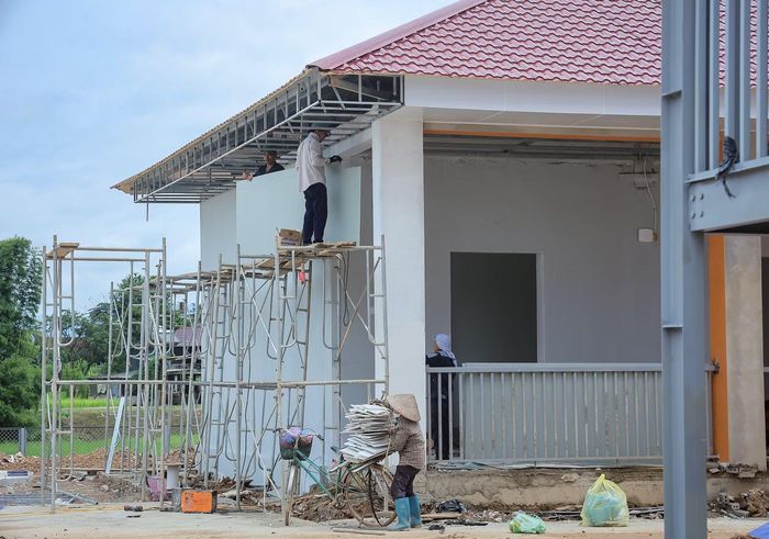 Công nhân thi công hoàn thiện công trình tại Trường phổ thông nội trú Tiểu học và Trung học cơ sở Sam Mứn. (Ảnh: Hoài Nam/Vietnam+)