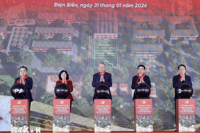 Tổng Bí thư Tô Lâm cùng các lãnh đạo Đảng, Nhà nước bấm nút khánh thành Trường Phổ thông nội trú Tiểu học và Trung học cơ sở Si Pa Phìn ngày 31/1/2026. (Ảnh: TTXVN)