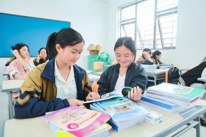 Khi các em học tập tốt hơn, nhận thức sẽ thay đổi, từ thay đổi trong bản thân các em sẽ dần tạo sự chuyển biến trong gia đình, cộng đồng. (Ảnh: Hoài Nam/Vietnam+)