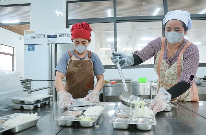 Học sinh được cấp phát đồ dùng học tập và được đảm bảo bữa ăn đủ dinh dưỡng. (Ảnh: Hoài Nam/Vietnam+)