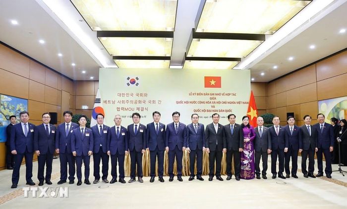Chiều 20/11/2025, tại Nhà Quốc hội, Chủ tịch Quốc hội Trần Thanh Mẫn và Chủ tịch Quốc hội Hàn Quốc Woo Won Shik ký kết Biên bản ghi nhớ về hợp tác giữa Quốc hội hai nước. (Ảnh: Doãn Tấn/TTXVN)