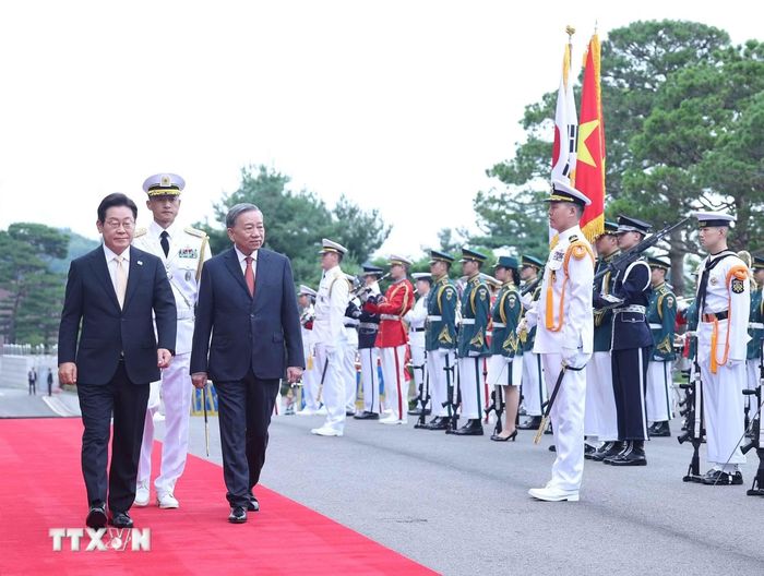 Sáng 11/8/2025, tại Phủ Tổng thống Hàn Quốc Yongsan ở Thủ đô Seoul, Tổng thống Lee Jae Myung và Phu nhân chủ trì Lễ đón Tổng Bí thư Tô Lâm và Phu nhân thăm cấp Nhà nước tới Đại Hàn Dân Quốc. (Ảnh: Thống Nhất/TTXVN)