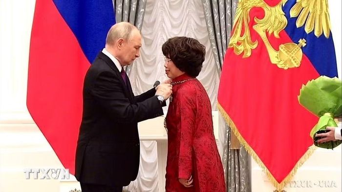 Anh hùng Lao động Thái Hương, Chủ tịch Tập đoàn TH là một trong năm đại biểu các nước Italia, Shri-Lanka, Israel, Đức và Việt Nam được Tổng thống Vladimir Putin đích thân gắn Huân chương Hữu nghị vì đã có đóng góp vào việc củng cố sự thống nhất của quốc gia Nga, củng cố tình hữu nghị giữa các dân tộc (tháng 11/2025). (Ảnh: Tâm Hằng/TTXVN)