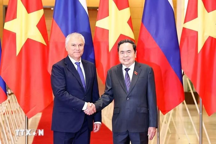 Chủ tịch Quốc hội Trần Thanh Mẫn đón Chủ tịch Duma Quốc gia Quốc hội Liên bang Nga Vyacheslav Volodin sang thăm chính thức Việt Nam (tháng 9/2025). (Ảnh: Doãn Tấn/TTXVN)