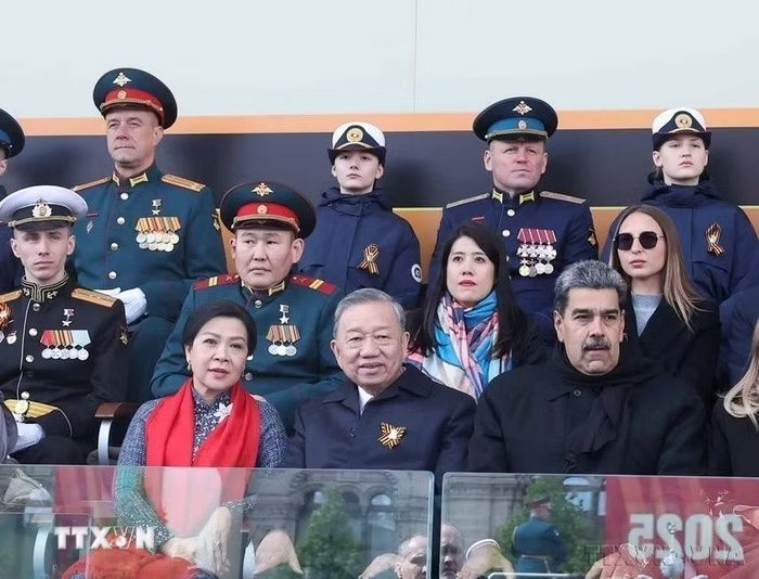 Tổng Bí thư Tô Lâm và Phu nhân tham dự Lễ duyệt binh Kỷ niệm 80 năm Ngày Chiến thắng trong Chiến tranh Vệ quốc vĩ đại (1945-2025), tại Quảng trường Đỏ ở thủ đô Moskva, Liên bang Nga (tháng 5/2025). (Ảnh: Thống Nhất/TTXVN)