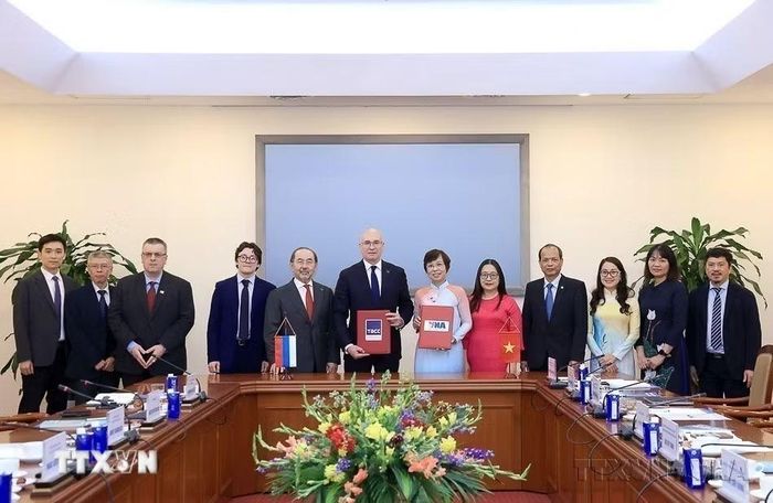 Tổng Giám đốc TTXVN Vũ Việt Trang và Tổng giám đốc TASS Andrey Kondrashov trao thoả thuận hợp tác giữa TTXVN và Hãng thông tấn TASS (Liên bang Nga), chiều 24/2/2026. (Ảnh: Tuấn Anh/TTXVN)